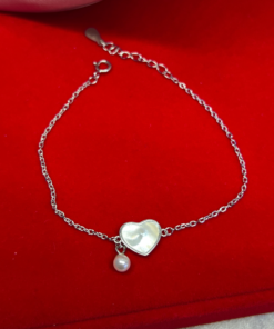 Exquisite Silver Charm Bracelet with Heart Clasp – Elegant & Timeless