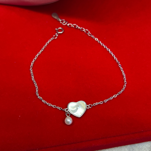 Exquisite Silver Charm Bracelet with Heart Clasp – Elegant & Timeless