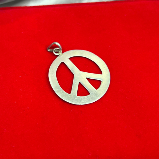 Silver Peace Sign Necklace – Inspiring Symbol of Unity & Strength